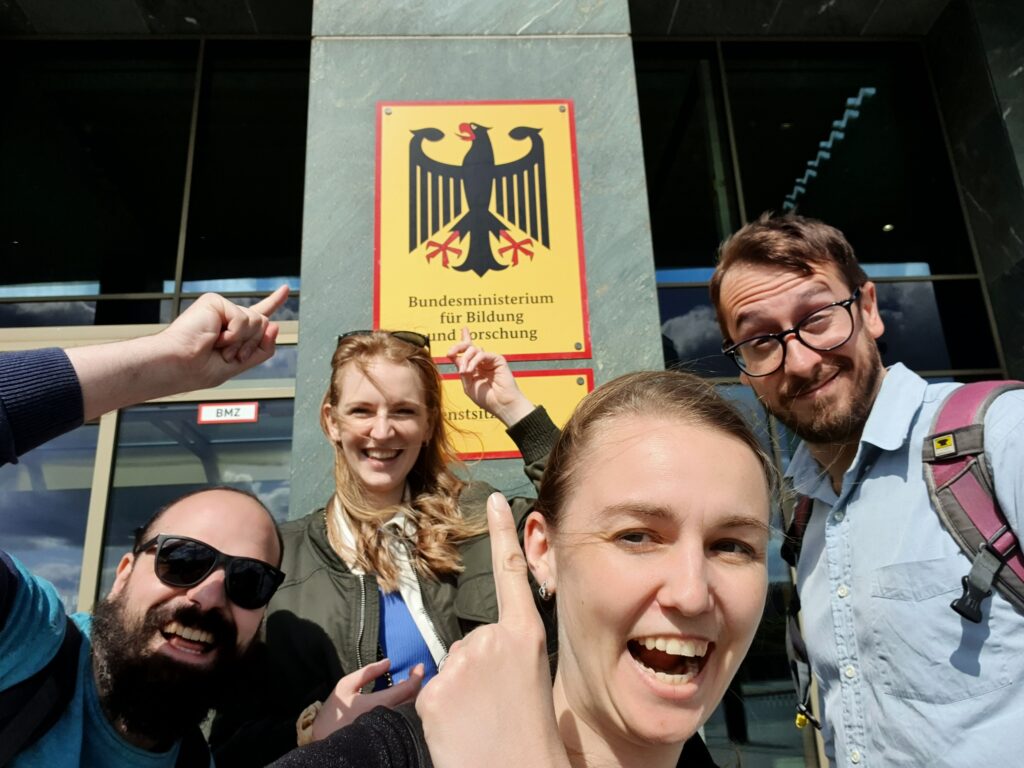 Team - Selfie in front of the BMBF.