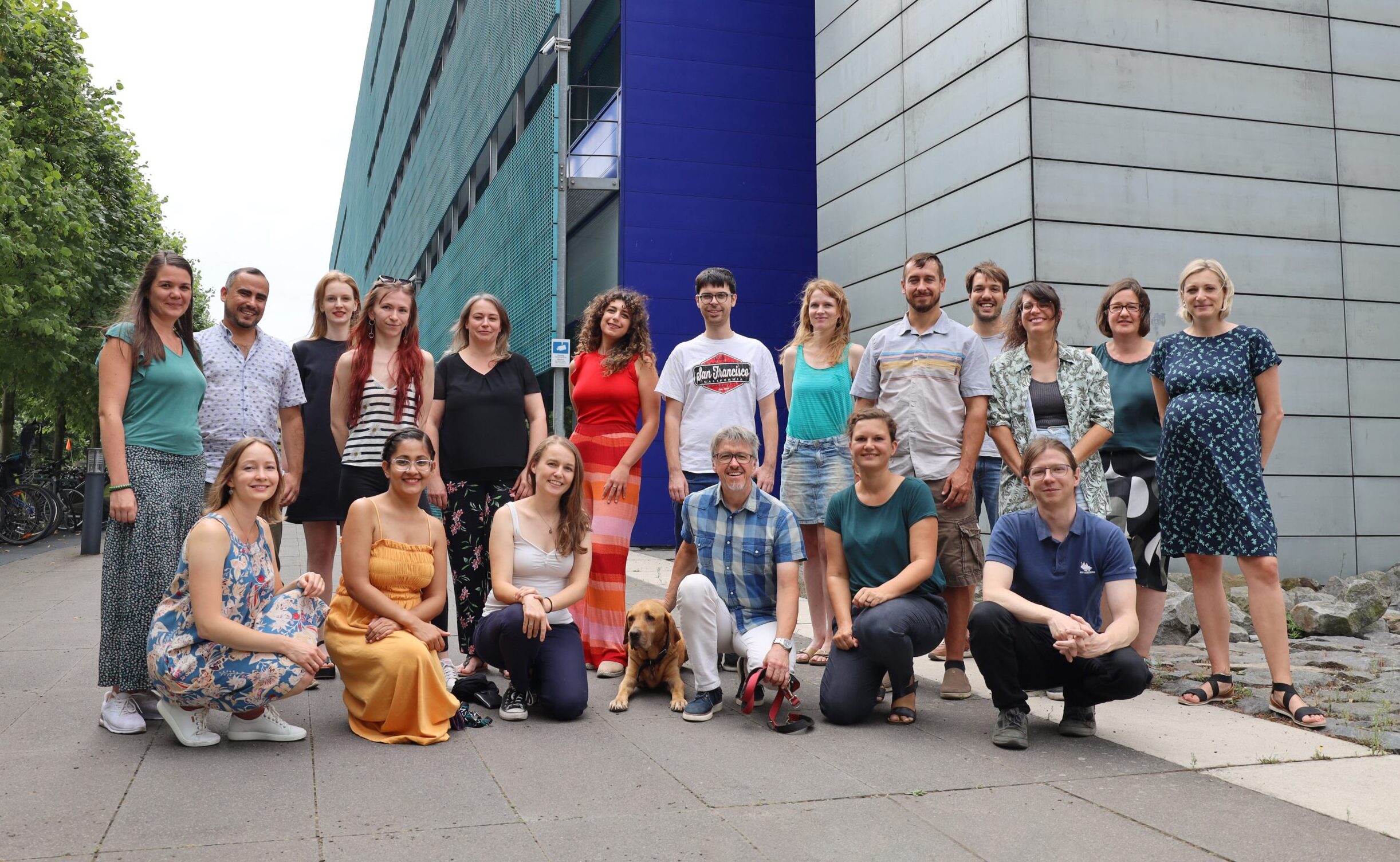 All members of the Zerial lab in front of the institute in summer